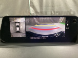 360度モニターは、4つのカメラによる前後左右・俯瞰映像でドライバーからは見えない領域の危険認知をサポート!全周囲の死角を減らし、狭い駐車場や幅寄せ、T字路の進入などの運転の安心感を高めます!