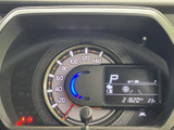 見やすいメーターパネルは、運転に必要な情報を的確に表示。運転に集中できる、シンプルで機能的なデザインです。