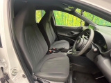 運転席シート廻りは使用感も少なく、良好な状態となっています。前オーナー様が丁寧に使っていたことがよくわかりますね。
