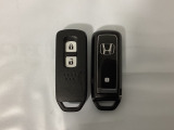 スマートキーを装備しています。鍵を差し込むことなくドアロックの開け閉めと、スタートボタン操作でのエンジンスタートができます。スペアキーも同じものを用意しております。