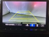 バックでの車庫入れも安心です! リアカメラが付いているバックモニター付のナビを装備しております。操作線もついており距離感も画面から確認できます。