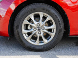 標準装備の純正15インチアルミホイール。タイヤサイズは185/65R15です。