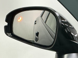 ブラインドスポットインフォメーションは走行中、斜め後ろに車両を感知すると、ドアミラー上のマークを点灯してお知らせします
