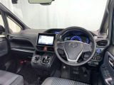 運転席まわりです。 各操作スイッチは使いやすい位置に配置されてます。
