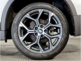 BMWの純正アロイホイールは軽量かつ強度にも優れているホイールで走行性能を引き上げる設計になっております。足元にもBMWは妥協がなくこだわっている個所になります。