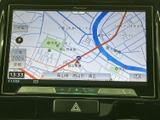 鮮明な地図表示で、目的地までスムーズに案内。渋滞情報もリアルタイムで確認でき、効率的なルート選択をサポートします。遠出も安心です。