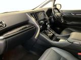 すっきりとしたデザインの内装は、さすがトヨタ車の上品さを感じます。
