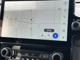 高精細な地図表示で、目的地までスムーズに案内してくれます。渋滞情報もリアルタイムで確認可能。安全で快適なドライブを支援します。