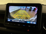 リバースギアに入れるだけで後方の表示へ切り替わります。夜間や雨の日の駐車も楽になりますよ。