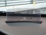 運転視界の遠方上方に虚像を投影することで前を見ながら情報の視認ができます。本当にドライバーが必要な情報を適切に伝え、楽しんで頂くことを考えた新世代装備です。