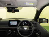 ドライバー目線で、使いやすく安全操作性と良好な視界を実現した運転席です。