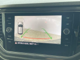 ギアをリバースに入れると車両後方の映像を映し出します。画面にはガイドラインが表示され、車庫入れや縦列駐車などの際に安全確認をサポートします。