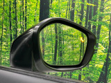 【ブラインドスポットインフォメーション】走行中、ドアミラーの死角になりやすい箇所に後続車が接近するとサイドミラー付近に警告を表示、ドライバーに注意喚起をしてくれます。