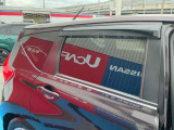 純正プラスチックバイザーが付いています。雨の日でも車内の換気が出来ます。