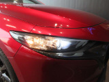 ヘッドライトは明るいLEDを採用。夜間走行をサポートするオートハイビーム機能も備えております。