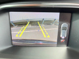 【パークアシスト・カメラ】駐車時に後方がリアルタイム映像で確認できます。大型商業施設や立体駐車場での駐車時や、夜間のバック時に大活躍!運転スキルに関わらず、今や必須となった装備のひとつです!
