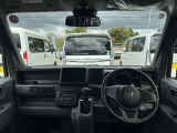 見晴らしのいいフロントは、アイポイントも高く運転もしやすくなっております!シフトやスイッチ類などもインパネにまとめてあるので操作もしやすい設計となっております☆