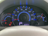視認性の高いメーター類が、運転に必要な情報を分かりやすく表示します。運転状況を常に把握でき、安全運転をサポートします。