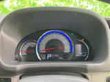 視認性の高いメーター類は、運転に必要な情報を的確にドライバーへ伝えます。直感的に操作できる配置で、安全運転をサポートします。デザインも洗練されています。