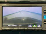 【バックカメラ】運転が苦手な方も車庫入れラクラクです!ギアをリバースに入れれば自動的に切り換わりますので、面倒な操作は不要です♪狭い駐車場もお車を傷つけず安心ですね!