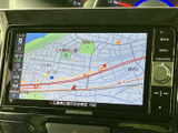 鮮明な地図表示で、目的地までスムーズに案内します。渋滞情報もリアルタイムで確認でき、効率的なルート選択をサポートします。