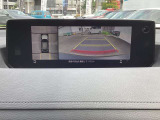 車両の前後左右にある4つのカメラを合成することで、まるでご自身のクルマを空から見ているような俯瞰での映像を映し出してくれます。バック時ももちろんのこと、前進時に視界の悪い交差点でも役に立ちますね。