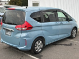 コンビネーションランプを高い位置に配置、後続車に見やすいデザインで安全にも配慮。