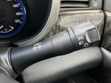 操作しやすいウインカーレバーで、安全な車線変更をサポート。直感的な操作で、スムーズな運転を可能にします。確実な操作感です。