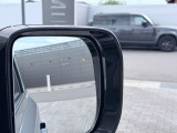 【ブラインドスポットモニター】左右斜め後ろを平行して走る車を認識し、車線変更の際に危険を察知するとドライバーへ警告を促します。夜・雨・トンネル内など走行時の環境が悪い時ほど頼りになる安全装置です。