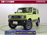 ブラックでフロントマスクを引き締めるSUZUKIロゴ入りフロントグリルを装着した【ジムニー】4WD・ターボ。コンパクトサイズながら本格オフロード感が漂うタフデザインのフォルムが魅力です。