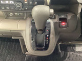 CVT車のセレクトレバーです。低速から高速まで、変速ショックのないスムーズな走りを実現するとともに、エンジン効率のよい領域を維持することで燃費にも貢献します。