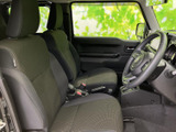 運転席からの視界は良好で、運転に集中できます。シートの形状も体にフィットし、長距離運転でも疲れにくいでしょう。