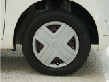 ◆純正ホイール装着車◆シンプルなデザインのホイールキャップ付きです。