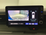 バックギアに入れますとご覧のような画像に自動的に切り替わります。車庫入れ時に役立ちます。