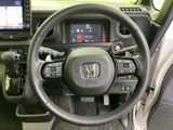 握りやすい形状のステアリングは、長距離運転でも疲れにくい設計。操作性も高く、快適なドライビングをサポートします。