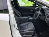 広々とした室内空間が魅力的な運転席。ゆったりと座って、快適なドライブをお楽しみいただけます。洗練された内装も魅力です。