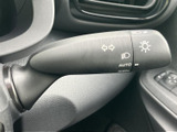 操作しやすい位置に配置され、スムーズなウインカー操作を可能にします。安全運転をサポートする機能の一つです。直感的に操作可能です。