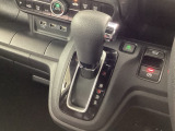 インパネシフトを採用しているので、前席の足元も広々としています。運転席と助手席の行き来もスムーズです!
