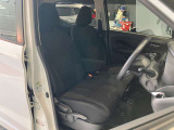 運転席、助手席です。座面も広くゆったりと座れてアームレストも付いているので重宝します。