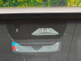 【プリクラッシュセーフティ】前方の車両等を検知し、衝突しそうな時は警報で注意を促し、ブレーキを踏む力をサポート。ブレーキを踏めなかった場合は衝突被害軽減ブレーキが作動、衝突回避をサポートします。