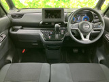 ドライバーシートに座ると、広々とした視界が広がります。操作性にも優れ、快適な運転をサポート。