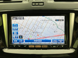 見やすい高精細な地図表示で、運転中のストレスを軽減。スムーズなルート検索で、目的地へ快適に到着できます。渋滞情報も活用しましょう。