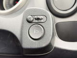 【電動格納ミラー】サイドミラーは電動格納式となっており、狭い駐車場でもキズがつくリスクを抑えられます。