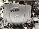 24Vマイルドハイブリッドで爽快な走りを実現する「e-SKYACTIV-G 2.0」。高効率エンジンと電動化技術の組み合わせにより、燃費性能とアイドリングストップ機能をさらに向上させました。