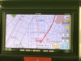 見やすい地図画面で、運転中でもスムーズなナビゲーションを実現。周辺情報も確認でき、初めての場所でも安心です。快適なドライブをサポートします。