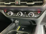 運転席/助手席シートヒーターで寒い日もすぐに温かくなり快適に過ごせます。3段階の温度調整が可能です