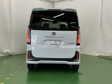 後席の窓には外から車内が見えにくくなるプライバシーガラスを採用。周りを気にせずリラックスして過ごせます