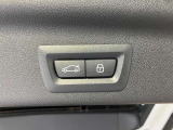 オートマチック・テールゲート・オペレーション  電動オープン、クローズ機能を備えたテールゲートはリモートコントロールキーのボタンの操作、テールゲートのボタンにより開閉が可能です。
