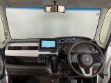 【前方視界】開放的な前方視界!運転がしやすく疲れにくいです♪窓が大きく、見通しがとっても良いおクルマですよ♪