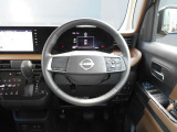 ステアリングハンドルです。オーディオコントロールスイッチが付いて運転中でも手元でオーディオの操作が出来て便利ですよ。